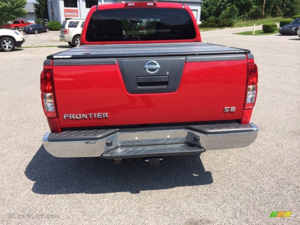 2006 Frontier SE Crew Cab - Red Alert / Steel photo #39