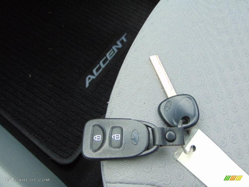 2013 Accent SE 5 Door - Boston Red / Gray photo #18
