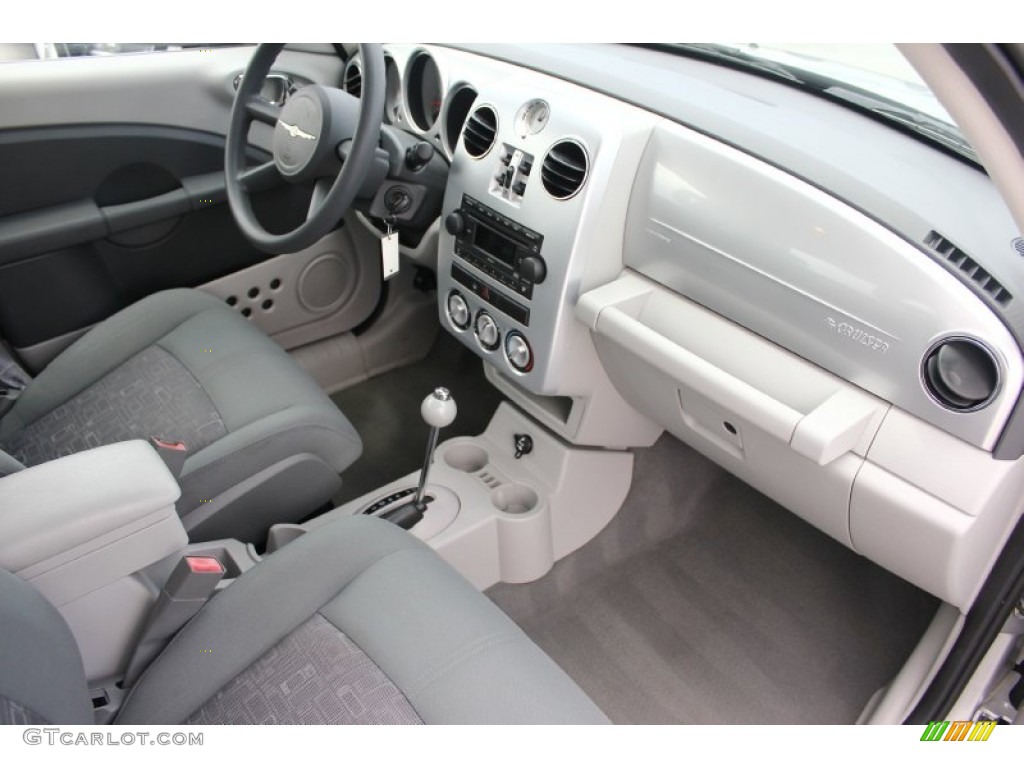 2006 Chrysler PT Cruiser Standard PT Cruiser Model Dashboard Photos