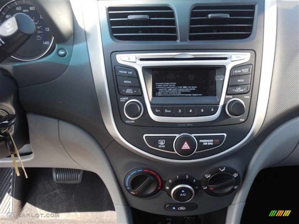 2014 Hyundai Accent GLS 4 Door Controls Photo #94481047