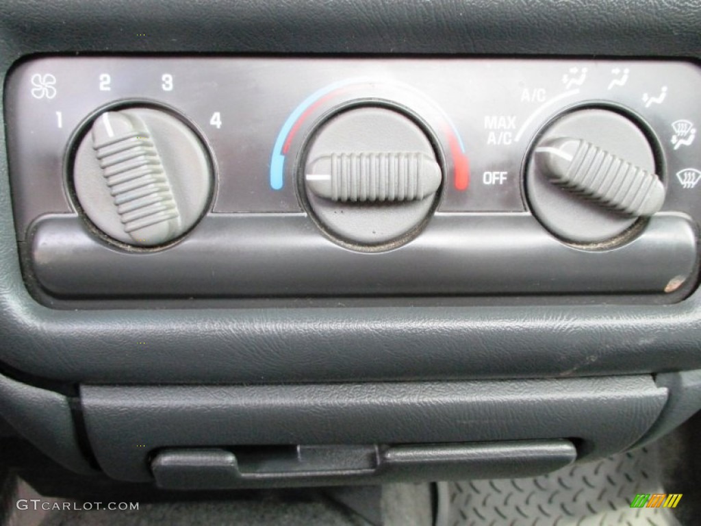 2001 S10 LS Regular Cab - Victory Red / Graphite photo #8