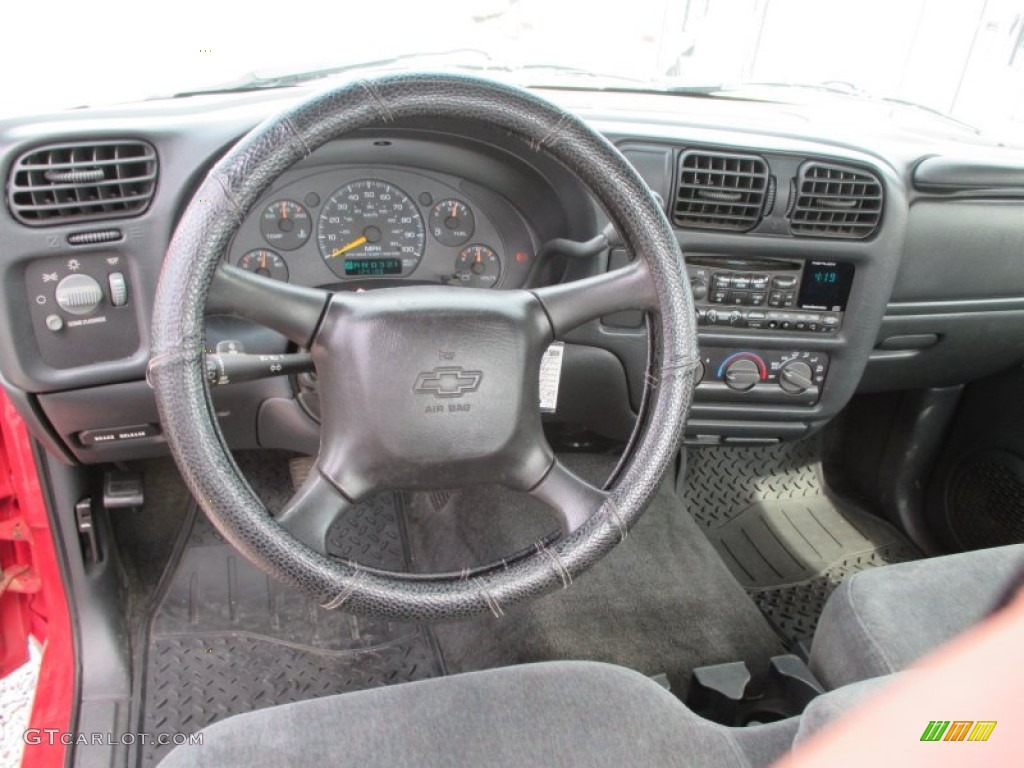 2001 S10 LS Regular Cab - Victory Red / Graphite photo #12