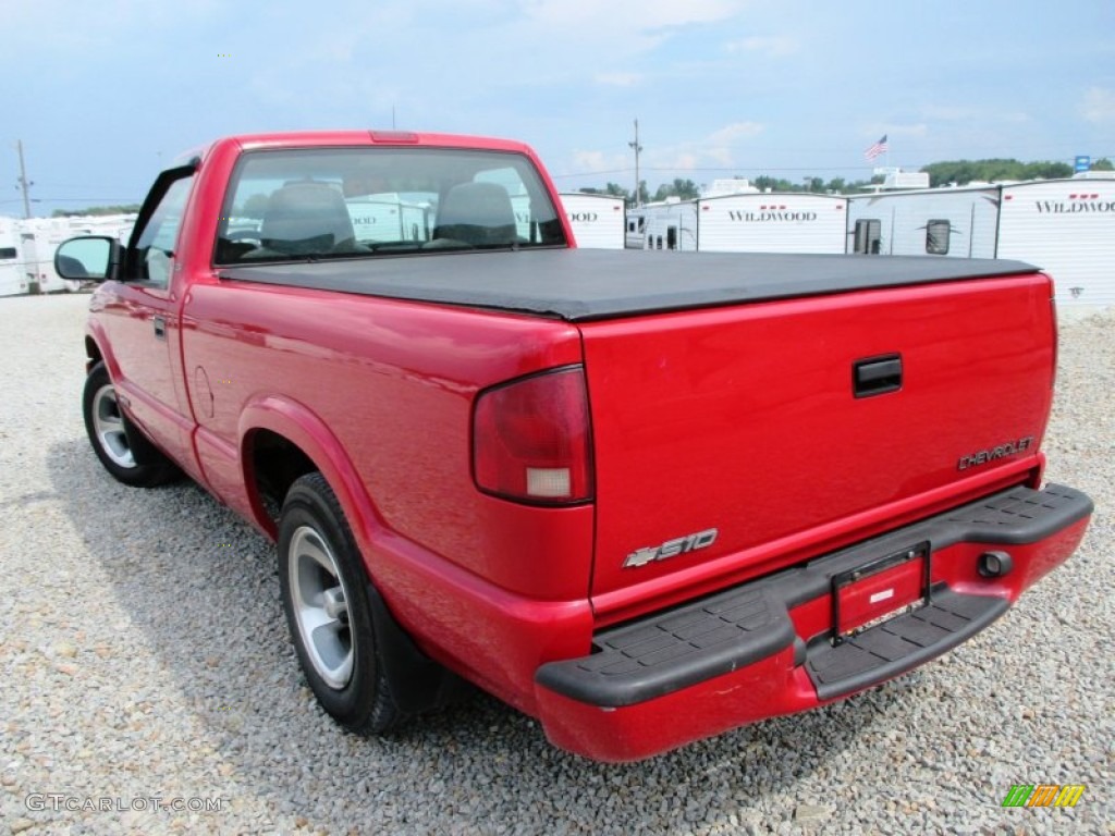 2001 S10 LS Regular Cab - Victory Red / Graphite photo #14