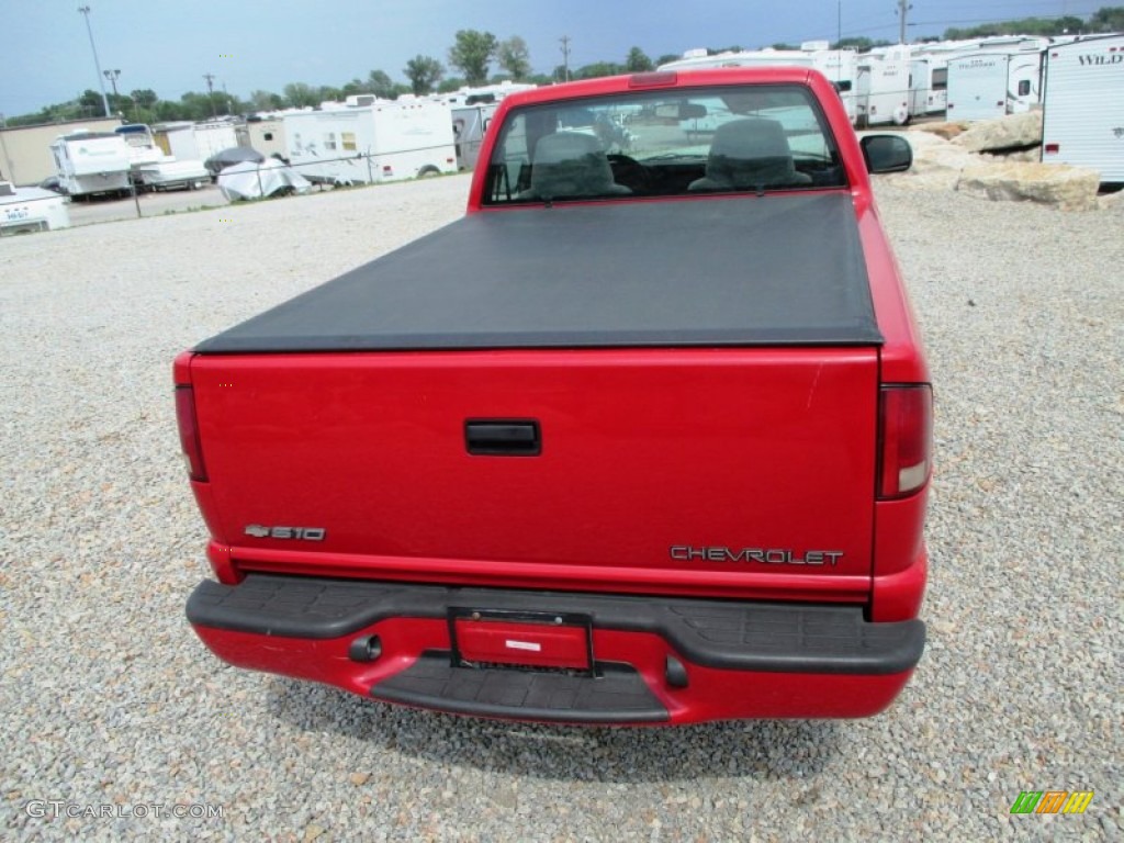 2001 S10 LS Regular Cab - Victory Red / Graphite photo #15