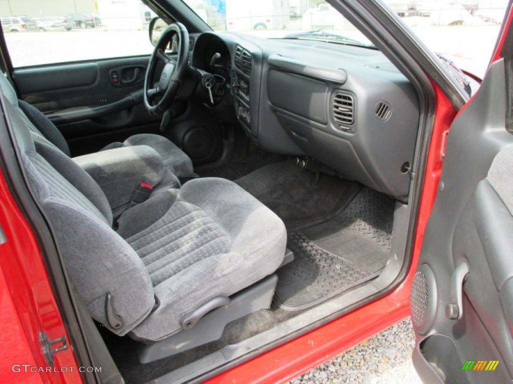 2001 S10 LS Regular Cab - Victory Red / Graphite photo #16