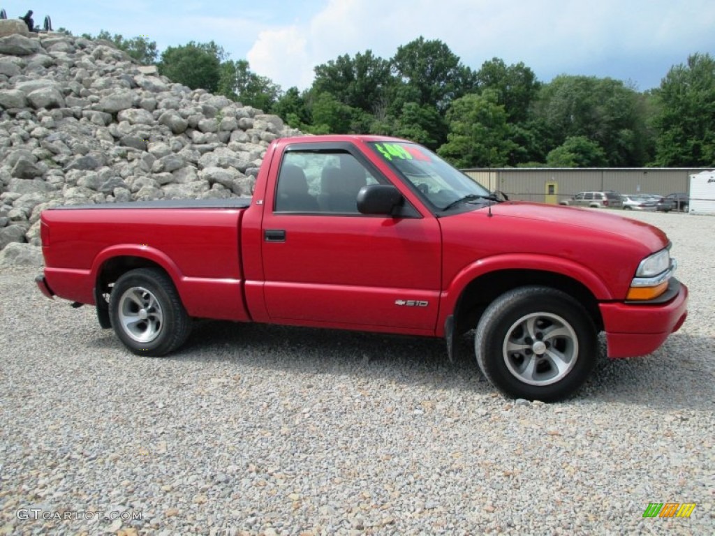 2001 S10 LS Regular Cab - Victory Red / Graphite photo #18