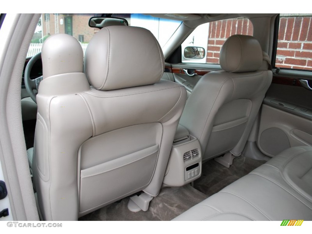 2002 DeVille Sedan - Cotillion White / Oatmeal photo #44