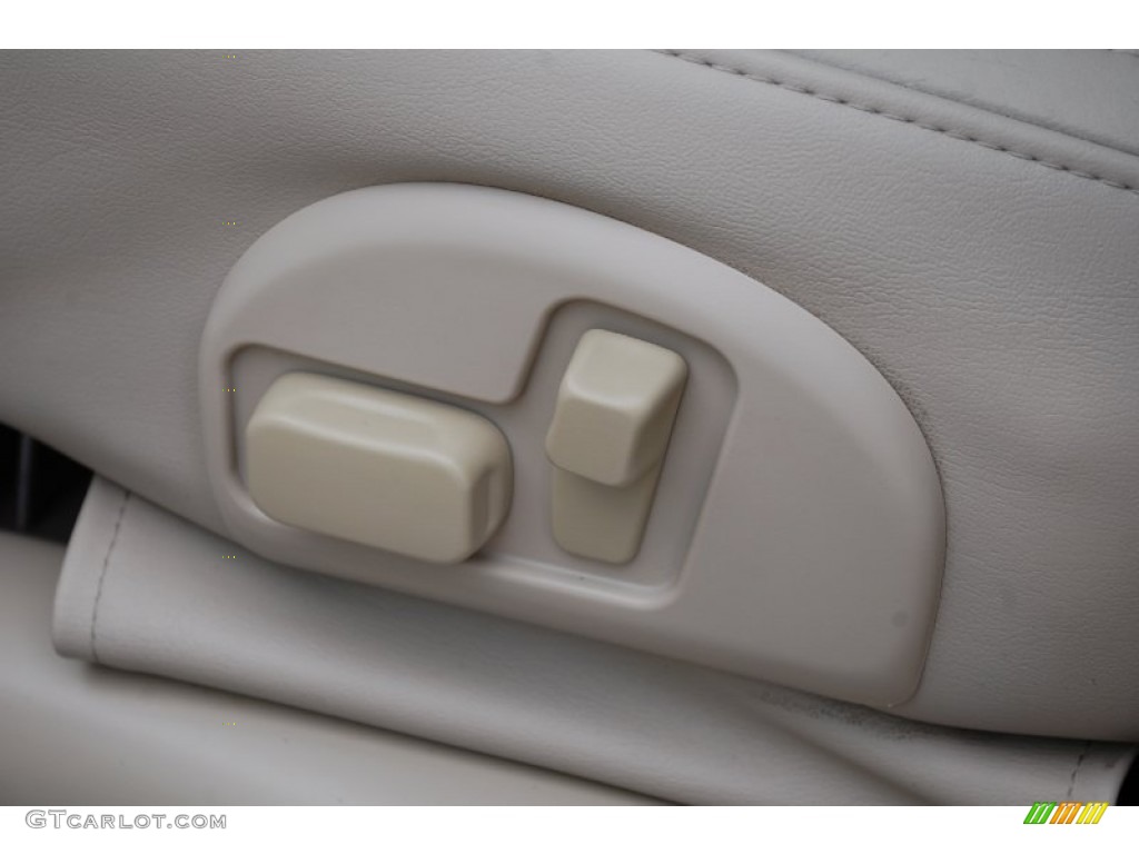 2002 DeVille Sedan - Cotillion White / Oatmeal photo #68