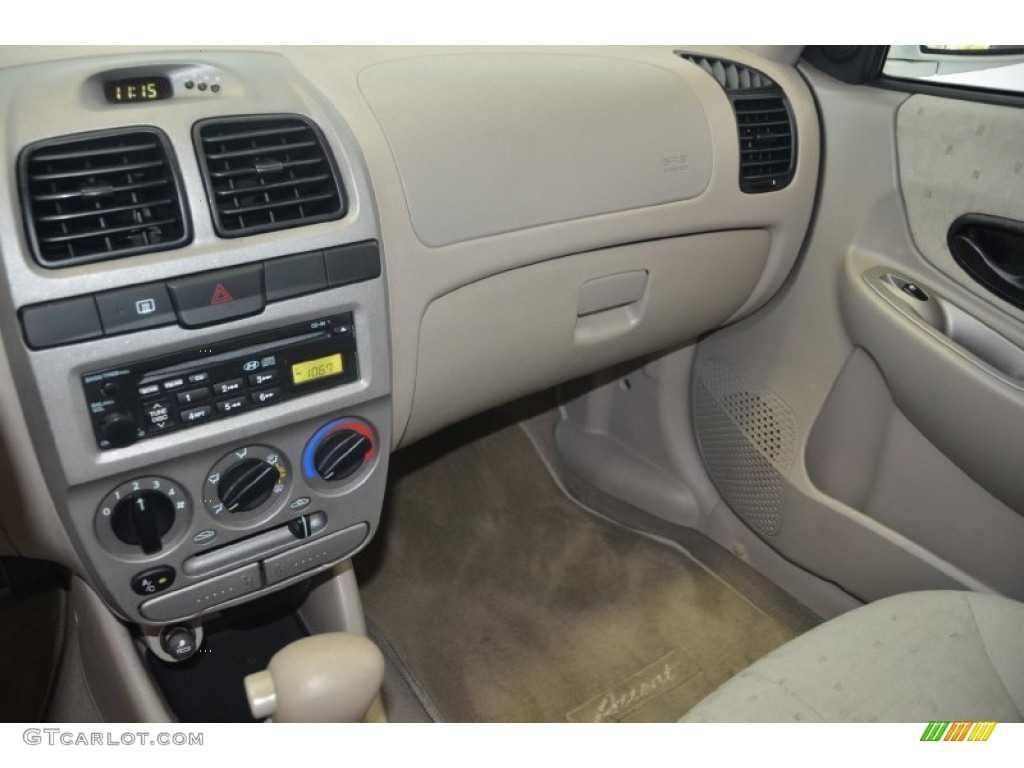 2004 Accent GL Sedan - Noble White / Gray photo #14