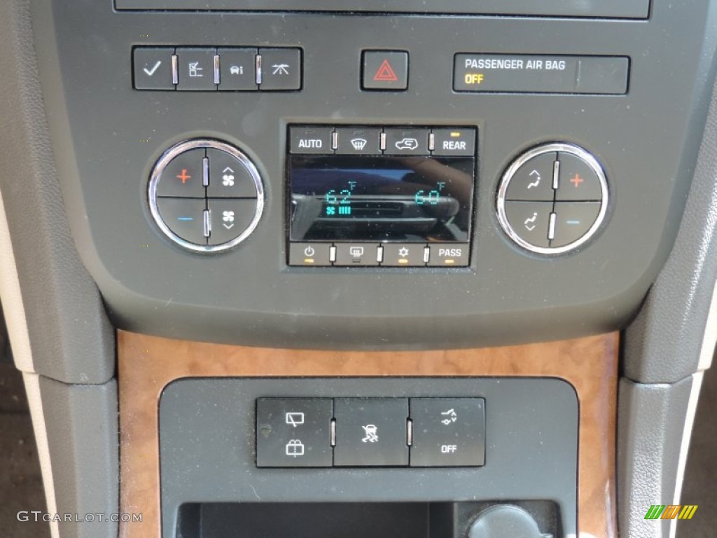 2010 Buick Enclave CX Controls Photos