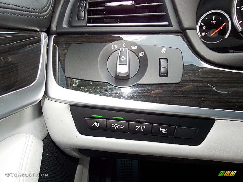 2013 BMW M5 Sedan Controls Photo #94536892