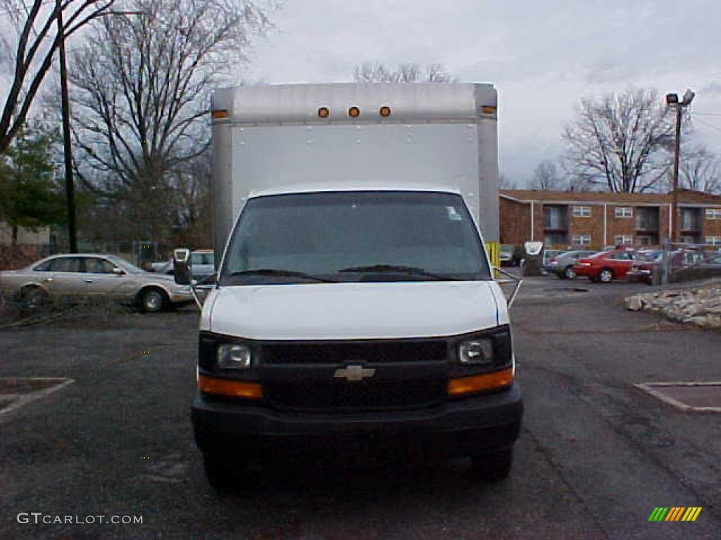 2004 Express 3500 Cutaway Moving Van - Summit White / Medium Dark Pewter photo #2