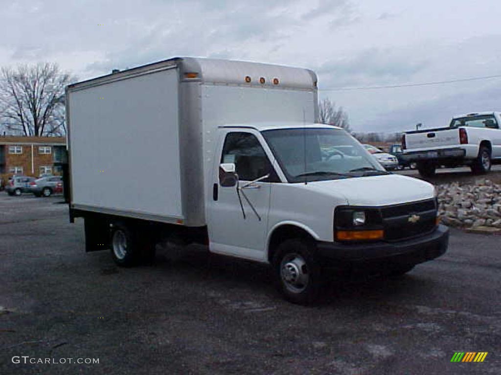 2004 Express 3500 Cutaway Moving Van - Summit White / Medium Dark Pewter photo #3