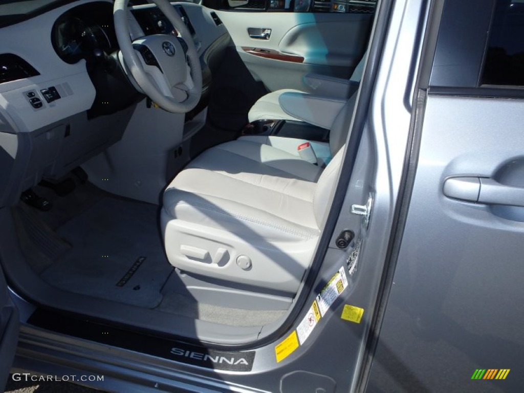 2011 Sienna XLE AWD - Silver Sky Metallic / Light Gray photo #10
