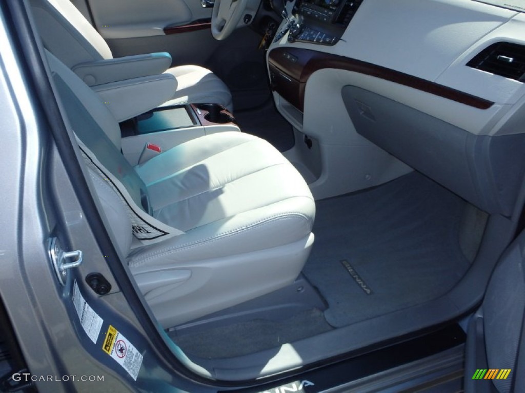 2011 Sienna XLE AWD - Silver Sky Metallic / Light Gray photo #11