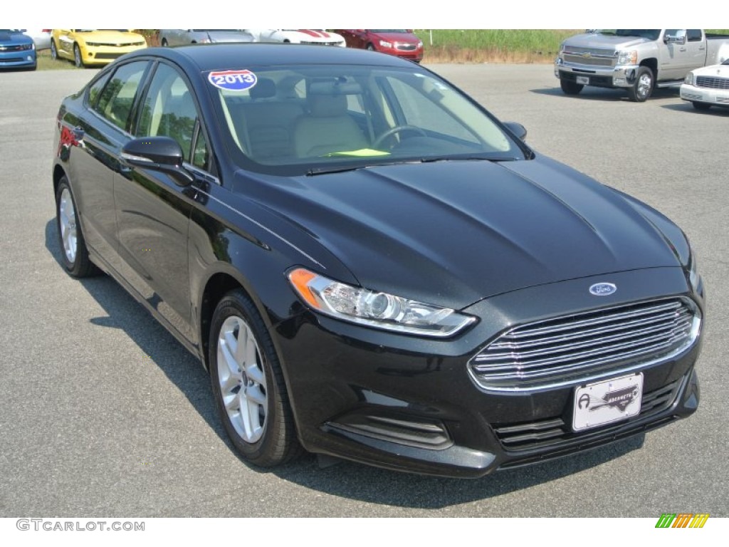 2013 Fusion SE - Tuxedo Black Metallic / Dune photo #1