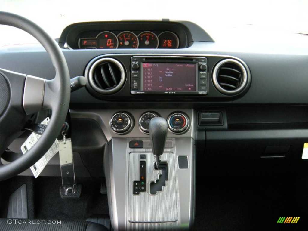 2014 Scion xB Standard xB Model Controls Photo #94595557