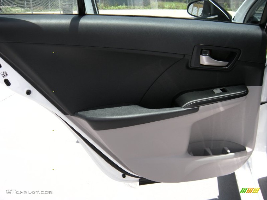 2014 Camry L - Super White / Ash photo #18
