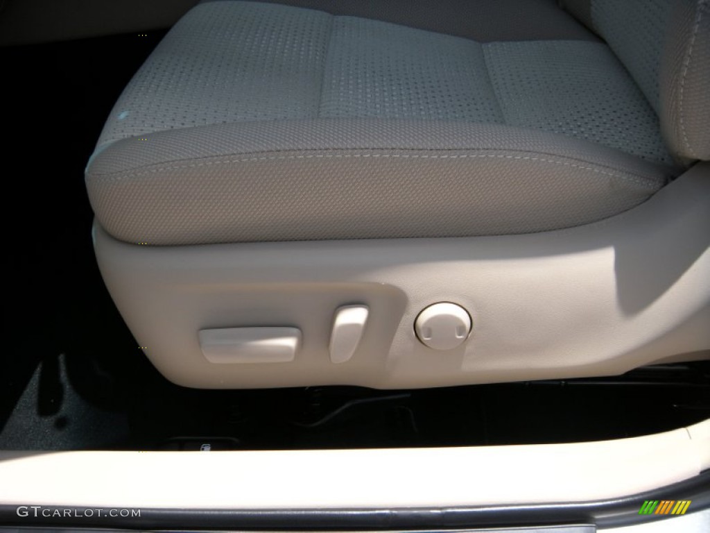 2014 Camry LE - Champagne Mica / Ivory photo #24