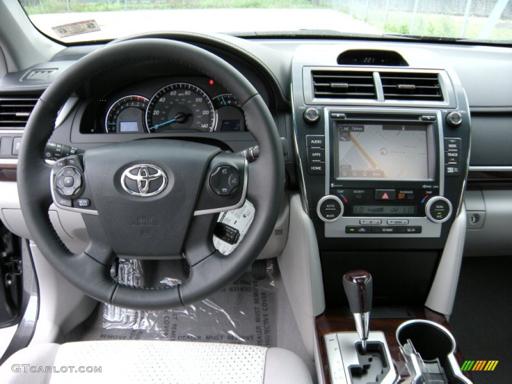 2014 Toyota Camry XLE Ash Dashboard Photo #94636699