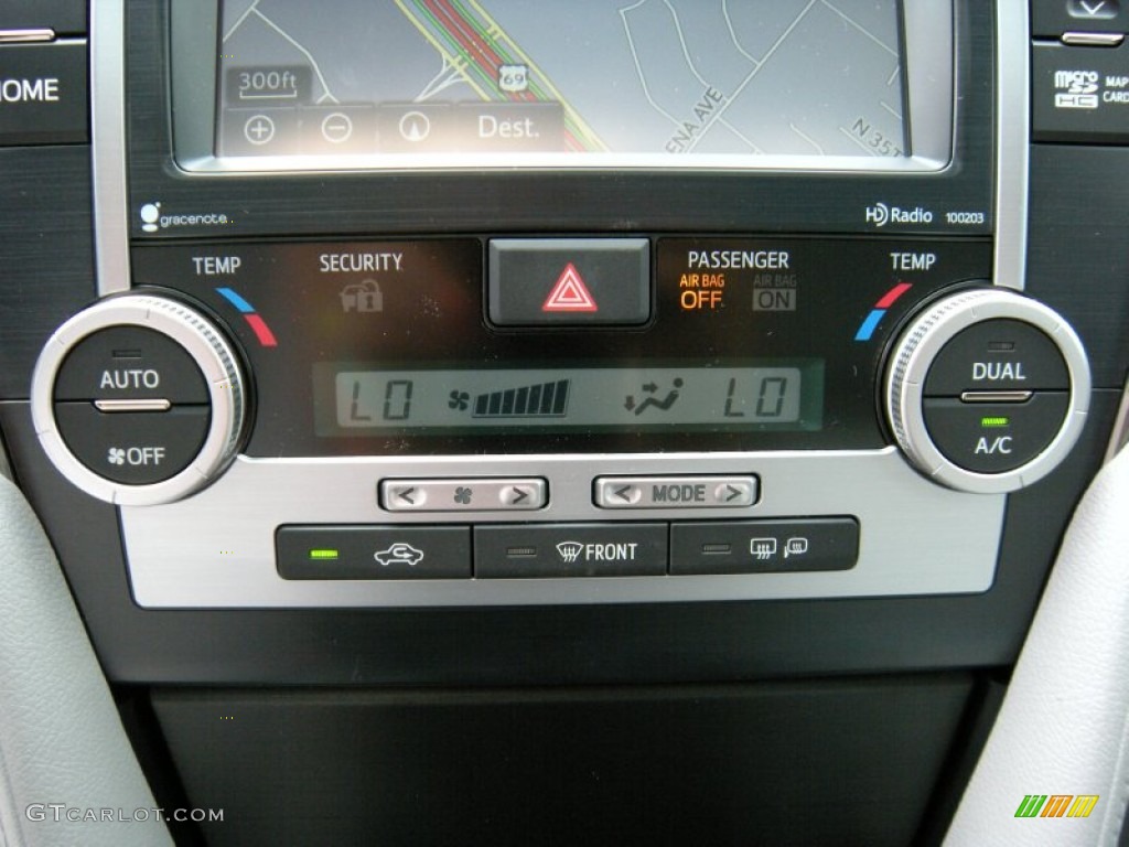 2014 Toyota Camry XLE Controls Photo #94636708