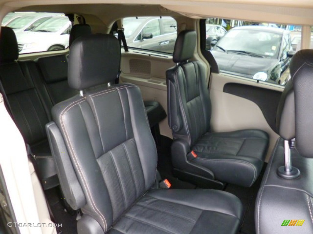 2011 Town & Country Touring - L - Sapphire Crystal Metallic / Black/Light Graystone photo #11