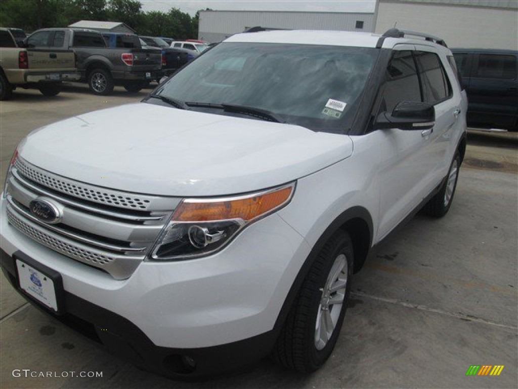 2014 Explorer XLT - Oxford White / Charcoal Black photo #2