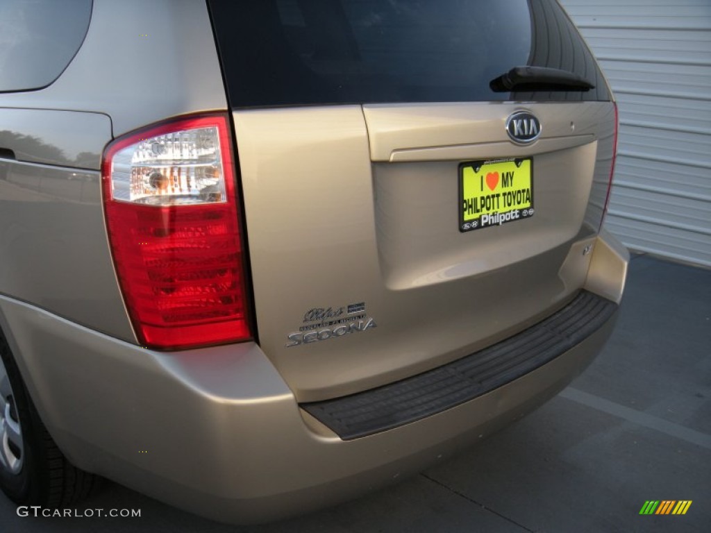 2008 Sedona LX - Sunset Gold Metallic / Beige photo #21
