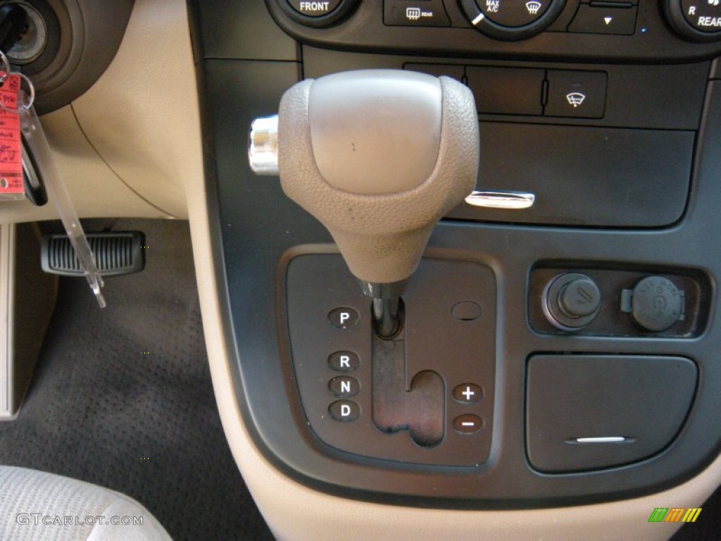 2008 Sedona LX - Sunset Gold Metallic / Beige photo #38