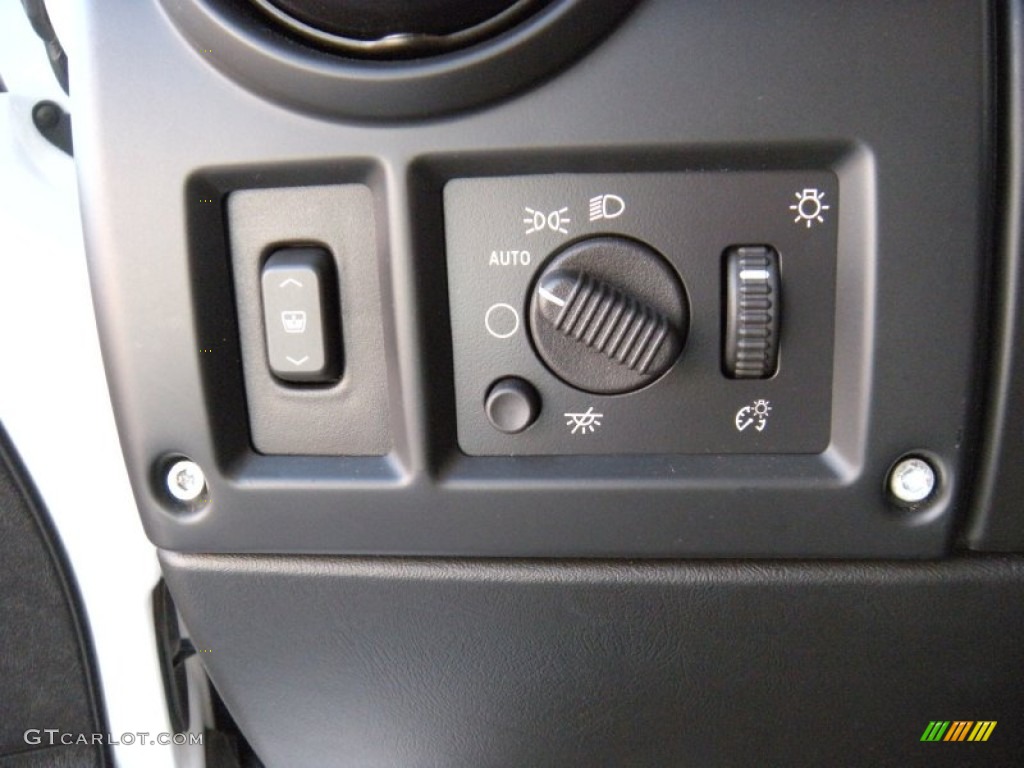 2005 Hummer H2 SUT Controls Photo #94740232