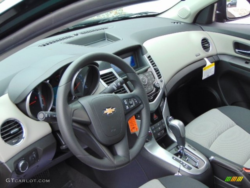 2014 Cruze LS - Rainforest Green Metallic / Jet Black/Medium Titanium photo #8