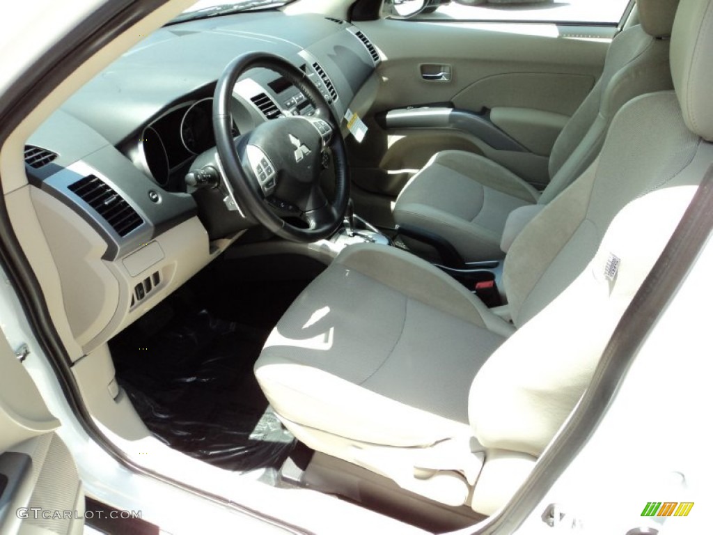 Beige Interior 2010 Mitsubishi Outlander SE Photo #94781227