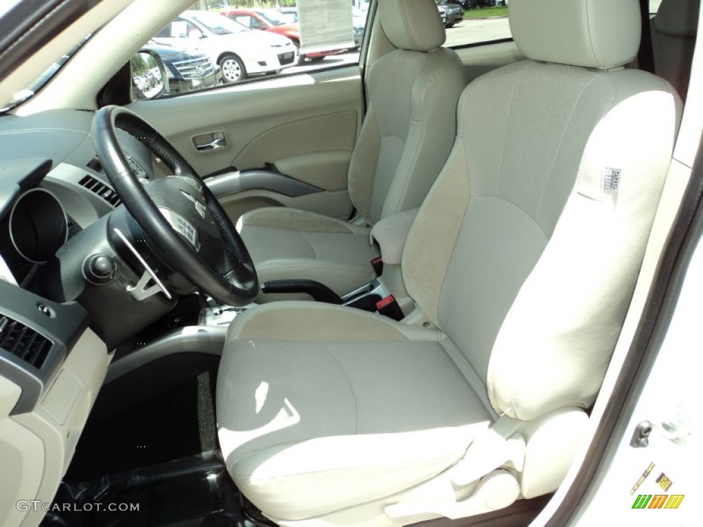 2010 Mitsubishi Outlander SE Front Seat Photos