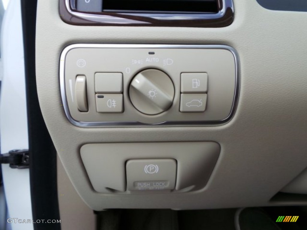 2015 Volvo XC70 T6 AWD Controls Photo #94795422