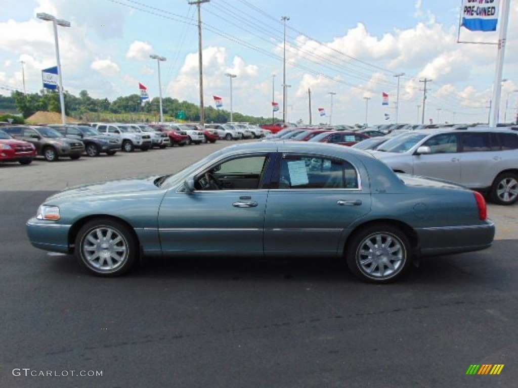 Light Tundra Metallic 2006 Lincoln Town Car Signature Limited Exterior Photo #94877327