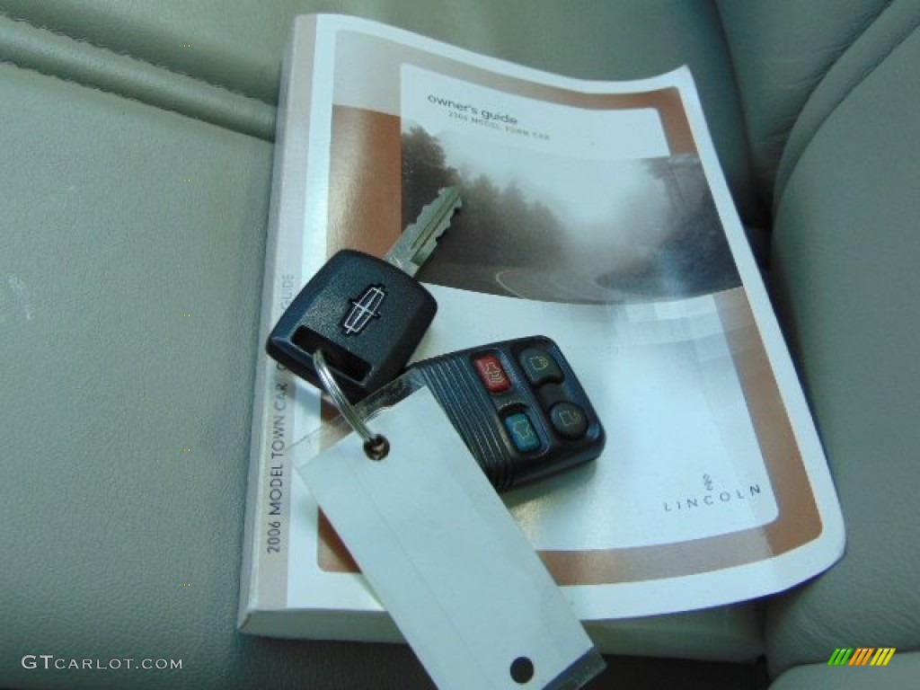 2006 Lincoln Town Car Signature Limited Keys Photo #94877612