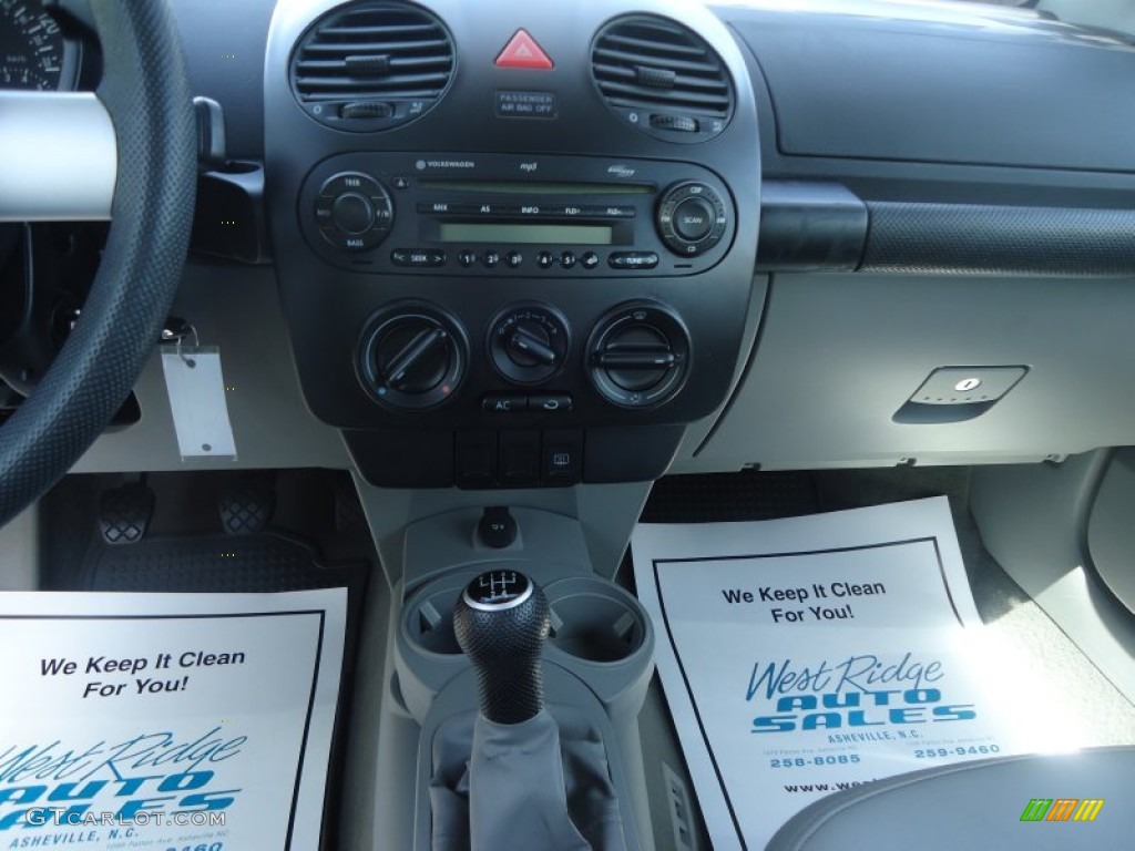 2005 Volkswagen New Beetle GLS Convertible Controls Photos