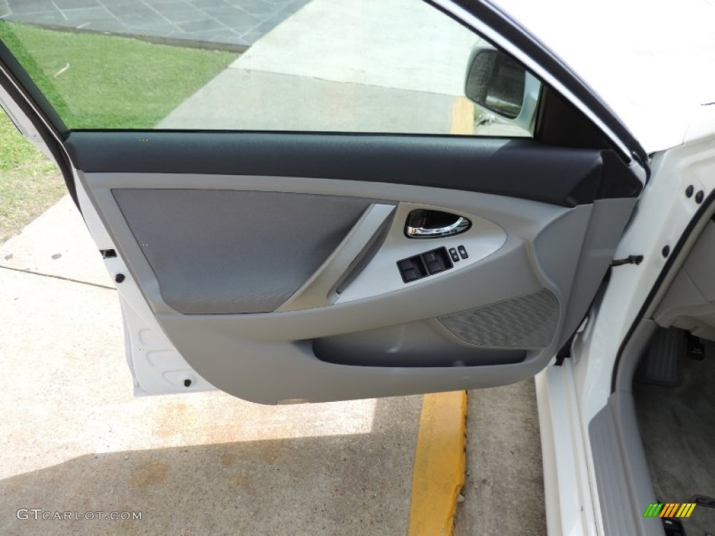 2007 Toyota Camry SE V6 Ash Door Panel Photo #94922877