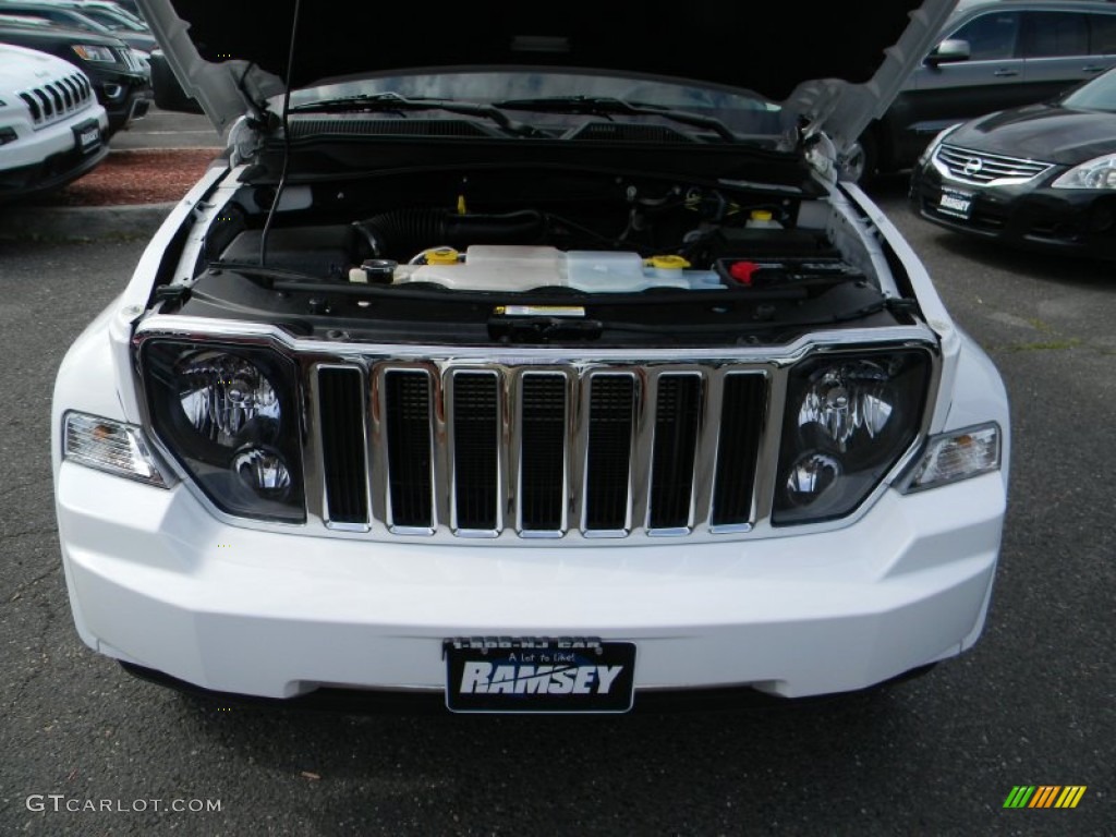 2012 Liberty Jet 4x4 - Bright White / Dark Slate Gray photo #3