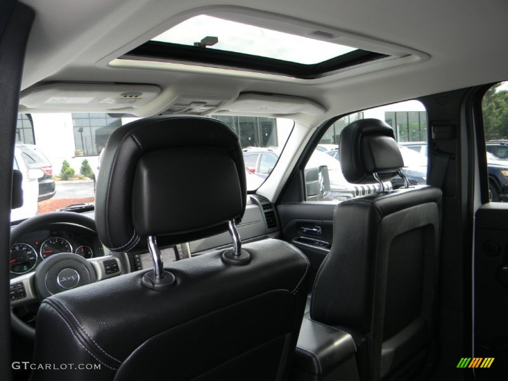 2012 Liberty Jet 4x4 - Bright White / Dark Slate Gray photo #13