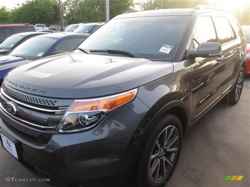 2015 Explorer XLT - Magnetic / Charcoal Black photo #2