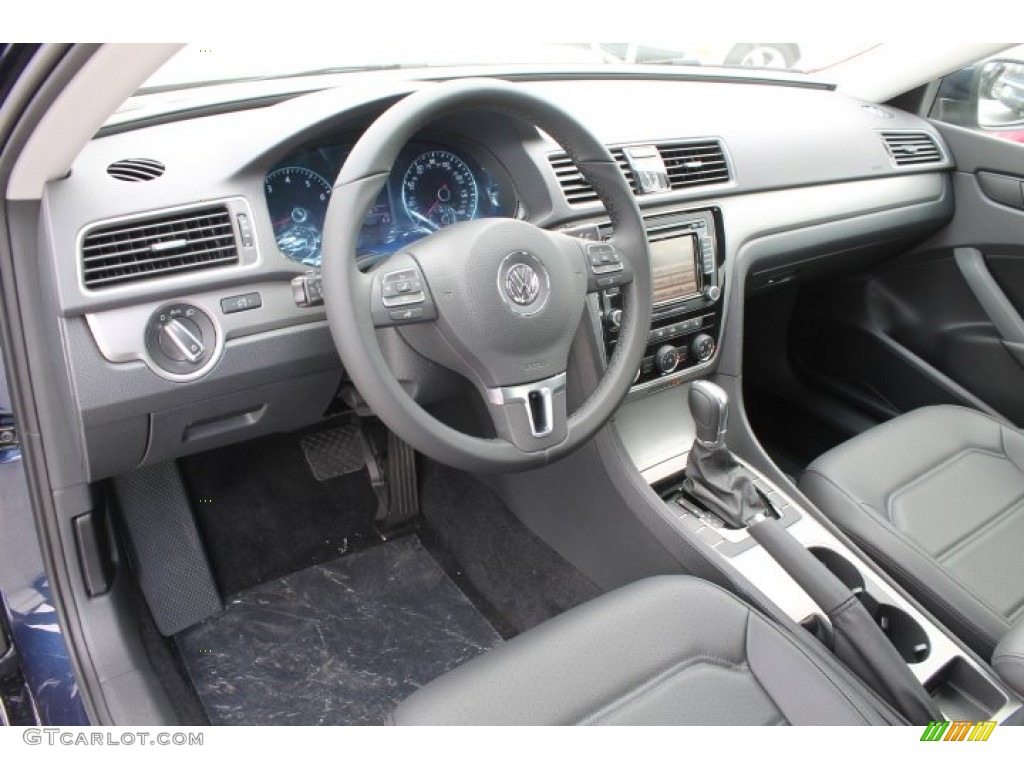 Titan Black Interior 2014 Volkswagen Passat 1.8T SE Photo #94963040