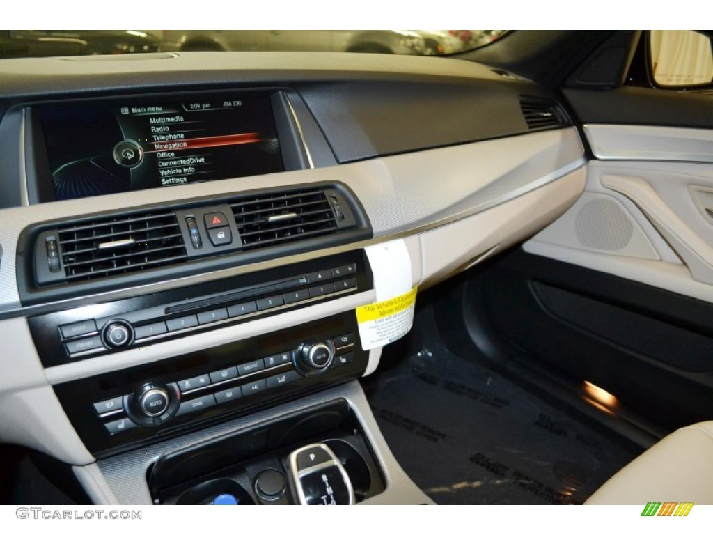 2014 BMW 5 Series 535i Sedan Ivory White/Black Dashboard Photo #95026822