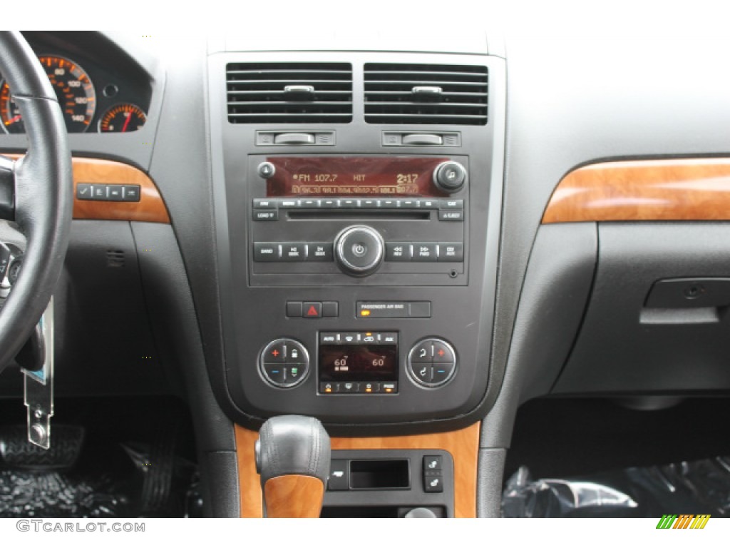 2007 Saturn Outlook XR Controls Photo #95032072