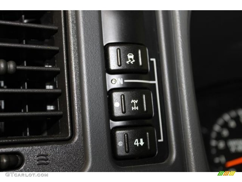 2005 GMC Yukon SLE 4x4 Controls Photo #95038540