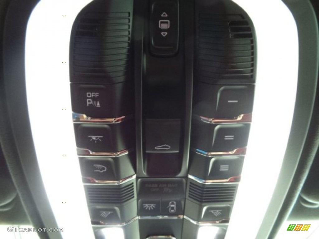 2014 Porsche Cayenne GTS Controls Photo #95070219