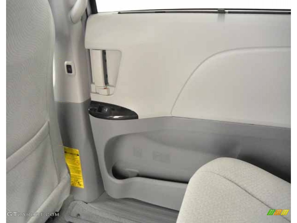 2014 Sienna LE - Silver Sky Metallic / Light Gray photo #9