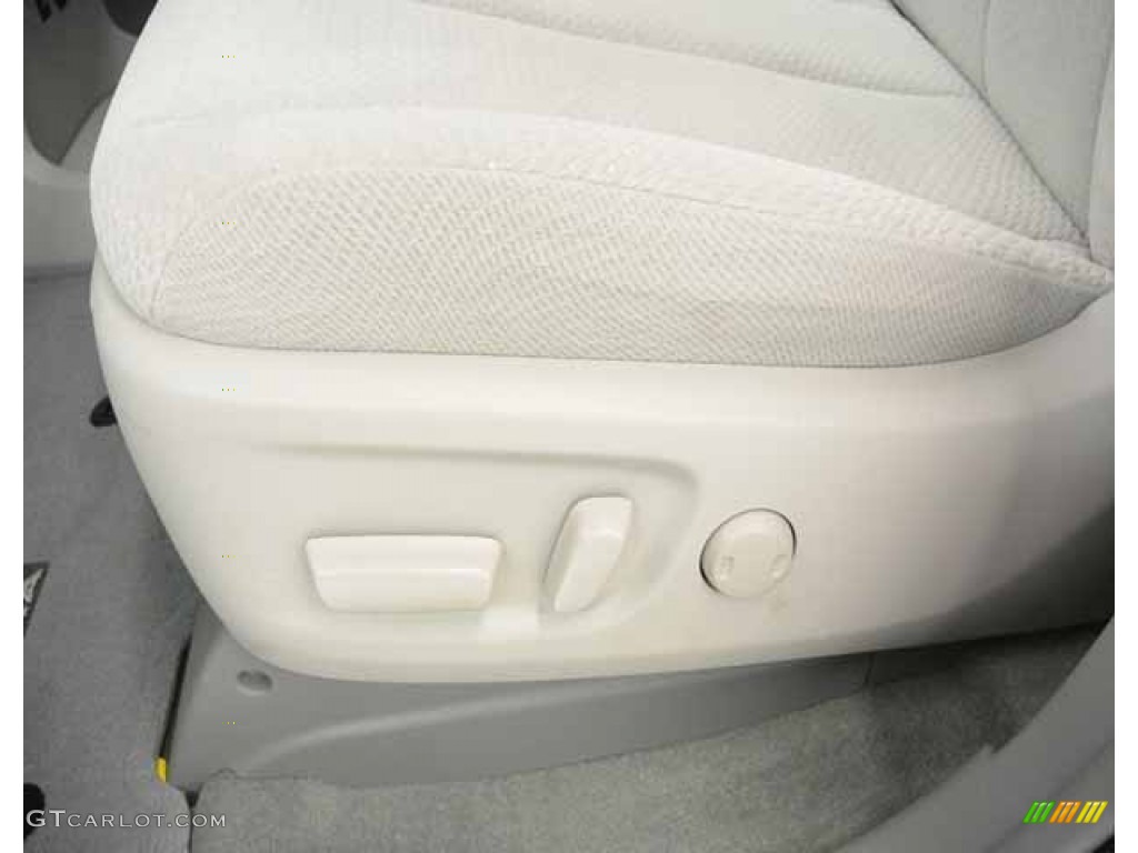 2014 Sienna LE - Silver Sky Metallic / Light Gray photo #13