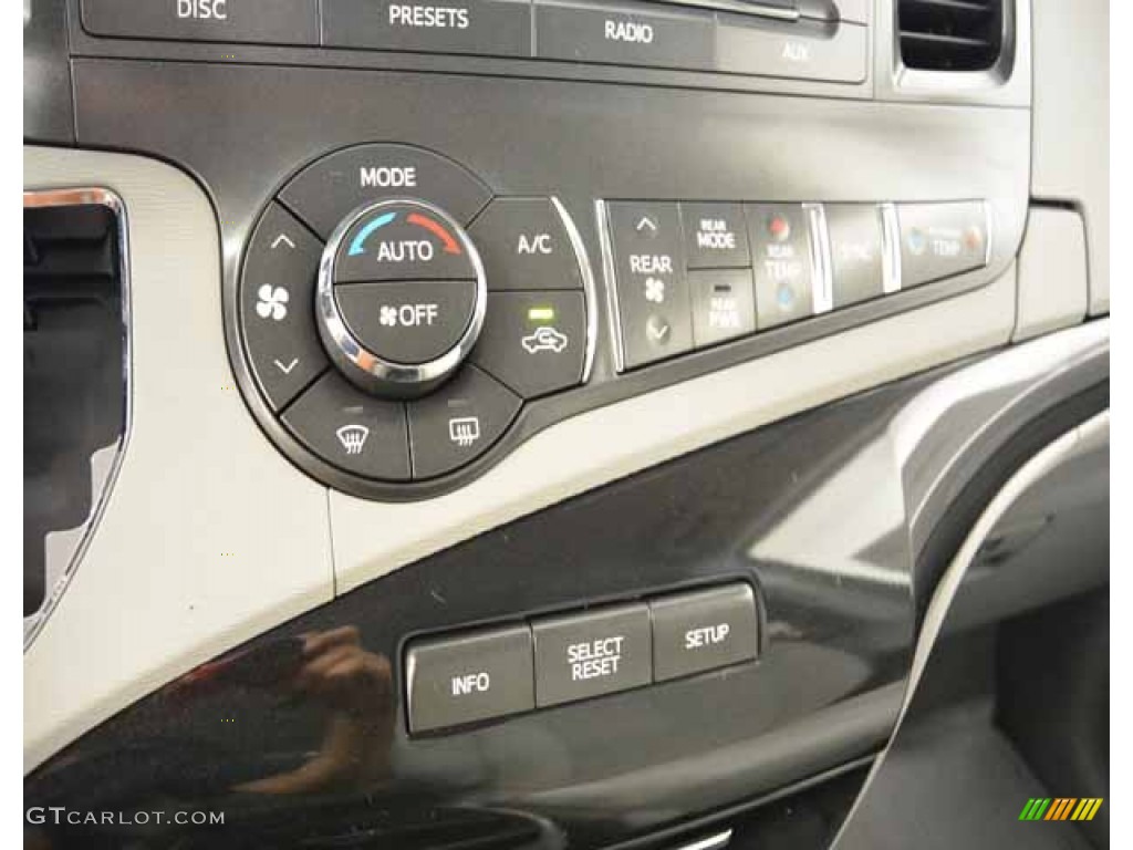 2014 Sienna LE - Silver Sky Metallic / Light Gray photo #22