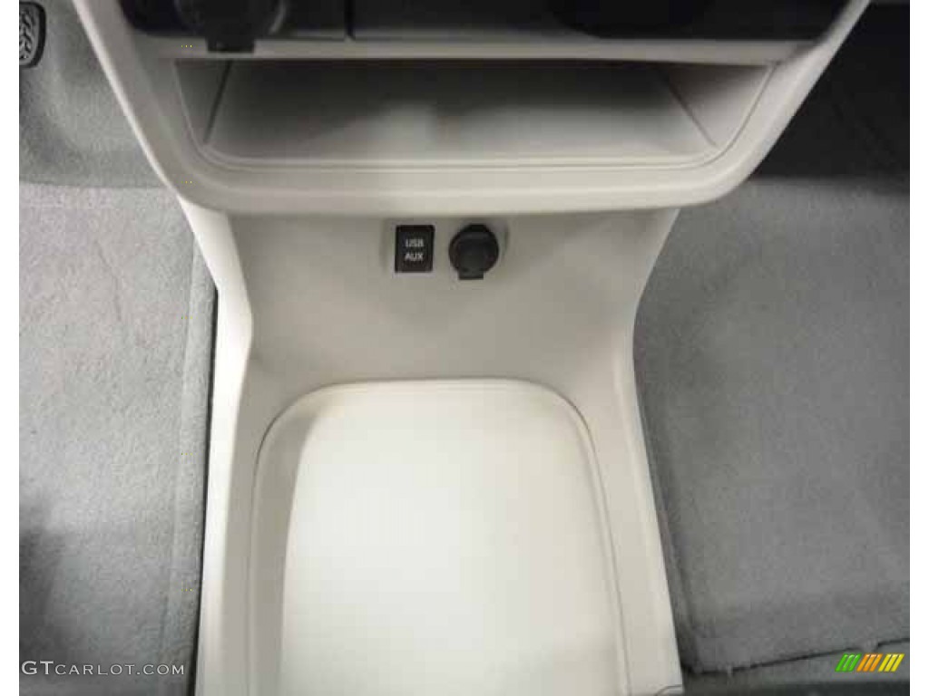 2014 Sienna LE - Silver Sky Metallic / Light Gray photo #26